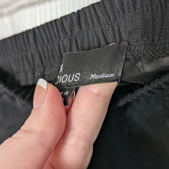 Hot & Delicious Multicolor Feather Trim Black Mesh Mini Party Skirt Size Medium - Picture 3 of 6